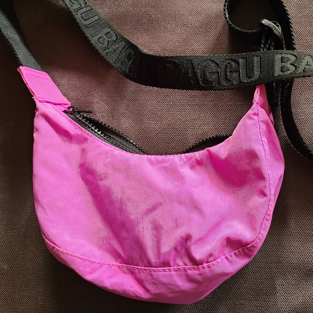 Baggu Fuchsia Mini Crossbody Bag in Extra Pink with Black Strap